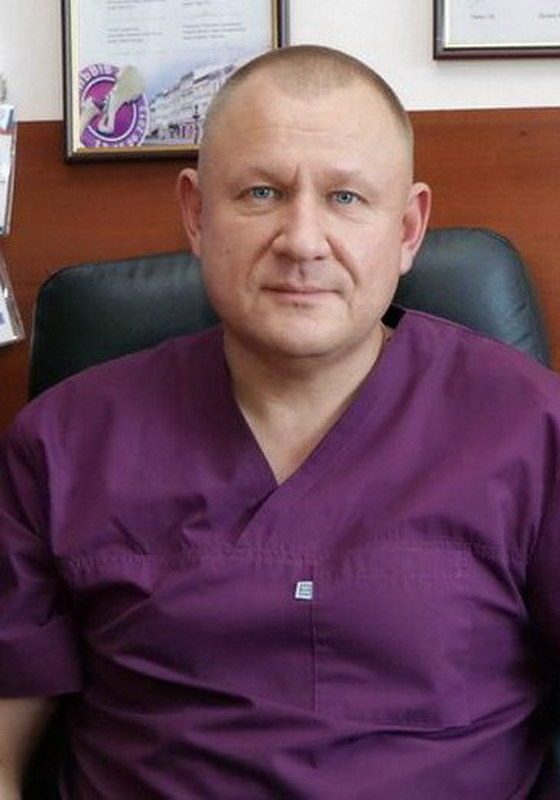 Підгаєцький Віталій Михайлович Кандидат медичних наук. Лікар вищої кваліфікаційної категорії за спеціальністю травматологія та ортопедія. Завідуючий відділенням травматології та ортопедії дорослих (Клініка №2) ДУ «Інститут травматології та ортопедії НАМНУ України»